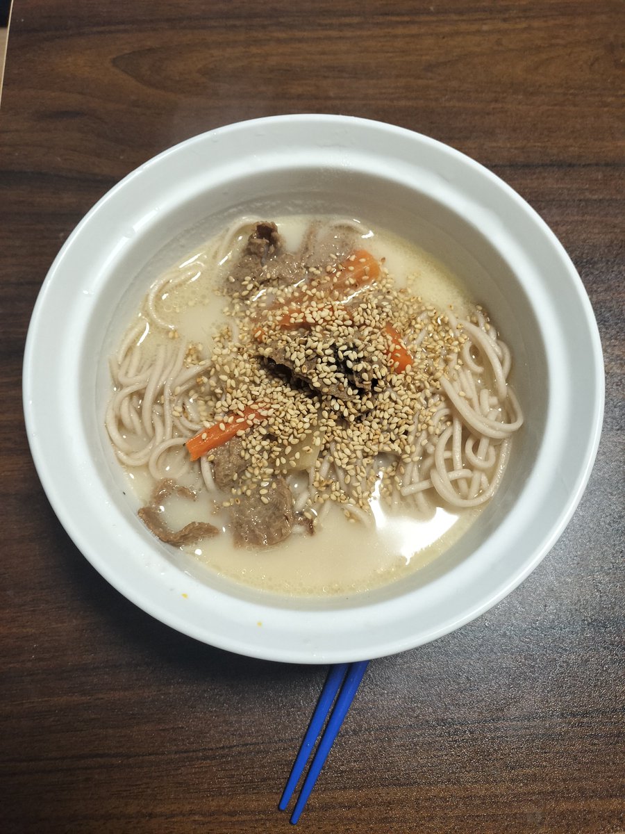ohayokun's tweet photo. 20日目の夜。コムタンラーメン。今日はごまをたっぷりかけてみた。アンチエイジング！
#PR #ロカロヌードルモニター https://t.co/ifbLAeaFnw