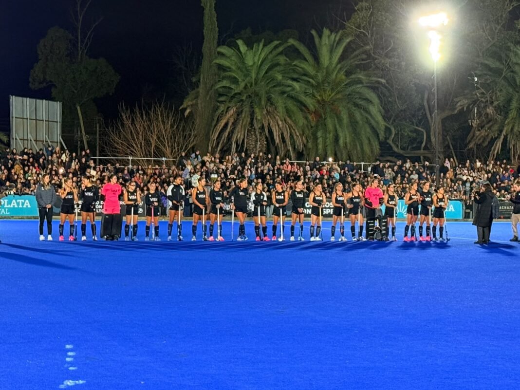cielosports's tweet photo. #LasLeonas tuvieron una emotiva despedida en La Plata antes del Mundial de hockey.
https://t.co/OjH9MU11cJ https://t.co/hEVvqg5KVD