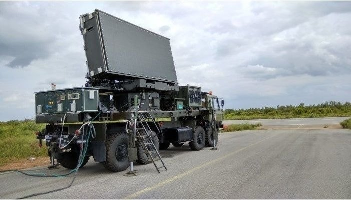 Ahmed_kv44's tweet photo. A Quick Look at DRDO's Arudhra Radar:

The Arudhra is an indigenous S-band 4D AESA air surveillance radar developed by DRDO. It is reported to detect targets beyond 300 km (up to 400 km), track 200+ targets simultaneously, and detect low-RCS (~0.2 m²) targets at around 160 km. https://t.co/KxvOPG8DMd