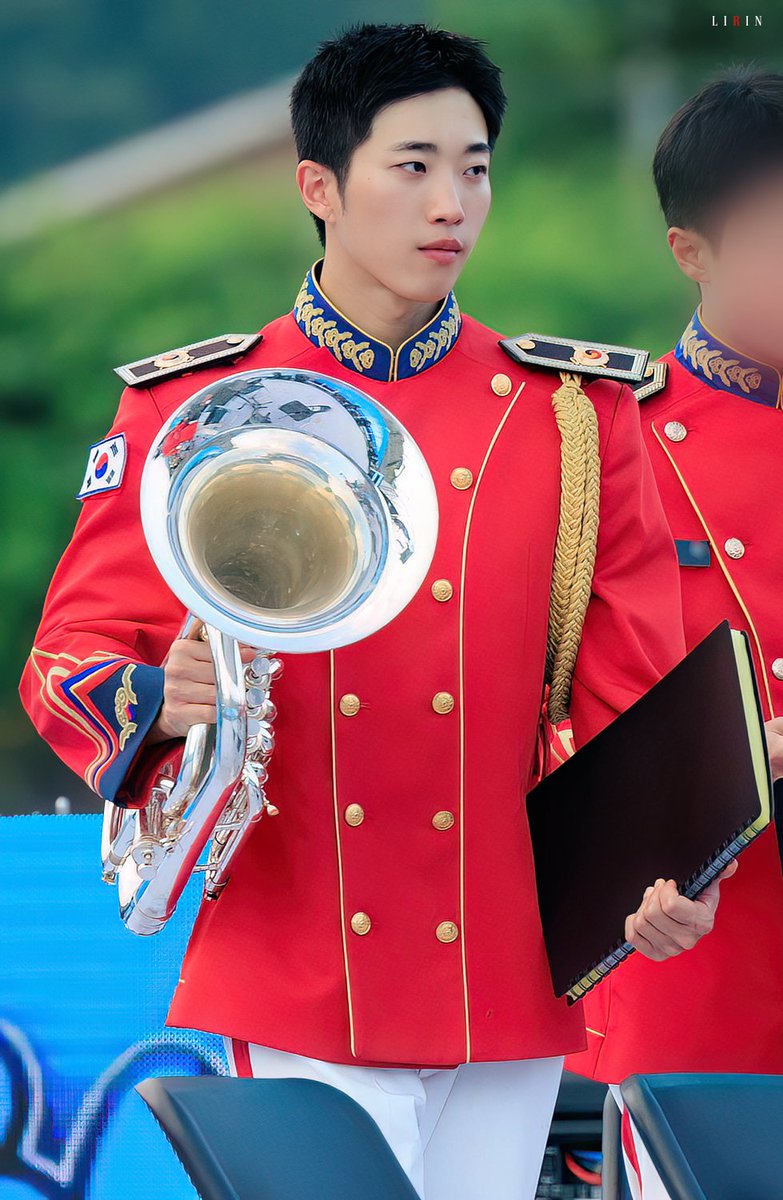 lirin1101's tweet photo. 🦊260730 철원 화강 다슬기축제

군악대 제복🤧🤧🤧
들고있는 악기는 유포니움 이래요!

#DANN #단 #정승보 #ダン
#더킹덤 #TheKingDom 
#TKD #ザ·キングダム
#단단이린

🔎더킹덤 TheKingDom 정승보 DANN https://t.co/7t5QCzSe9E