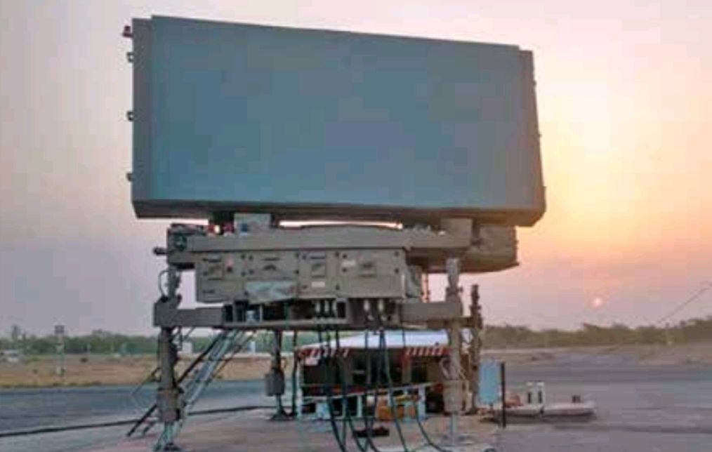 Ahmed_kv44's tweet photo. A Quick Look at DRDO's Arudhra Radar:

The Arudhra is an indigenous S-band 4D AESA air surveillance radar developed by DRDO. It is reported to detect targets beyond 300 km (up to 400 km), track 200+ targets simultaneously, and detect low-RCS (~0.2 m²) targets at around 160 km. https://t.co/KxvOPG8DMd