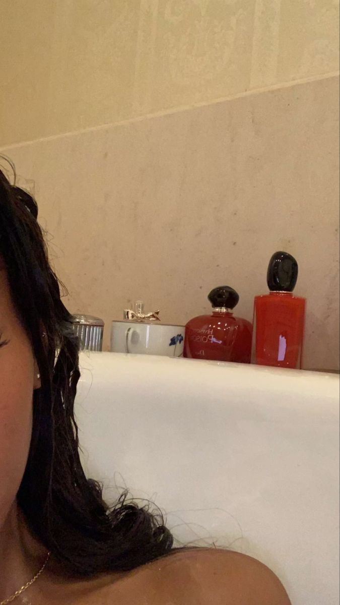 sarah_lareine's tweet photo. J’ai dit EN DM DE SUITE SOMBRE SALOPE JE FINI MON BAIN ET JTE MET DANS LE MAL 😡😡😡
#humiliation #soumis #slave #douche #sexy #domina https://t.co/z4dcwDBCb1