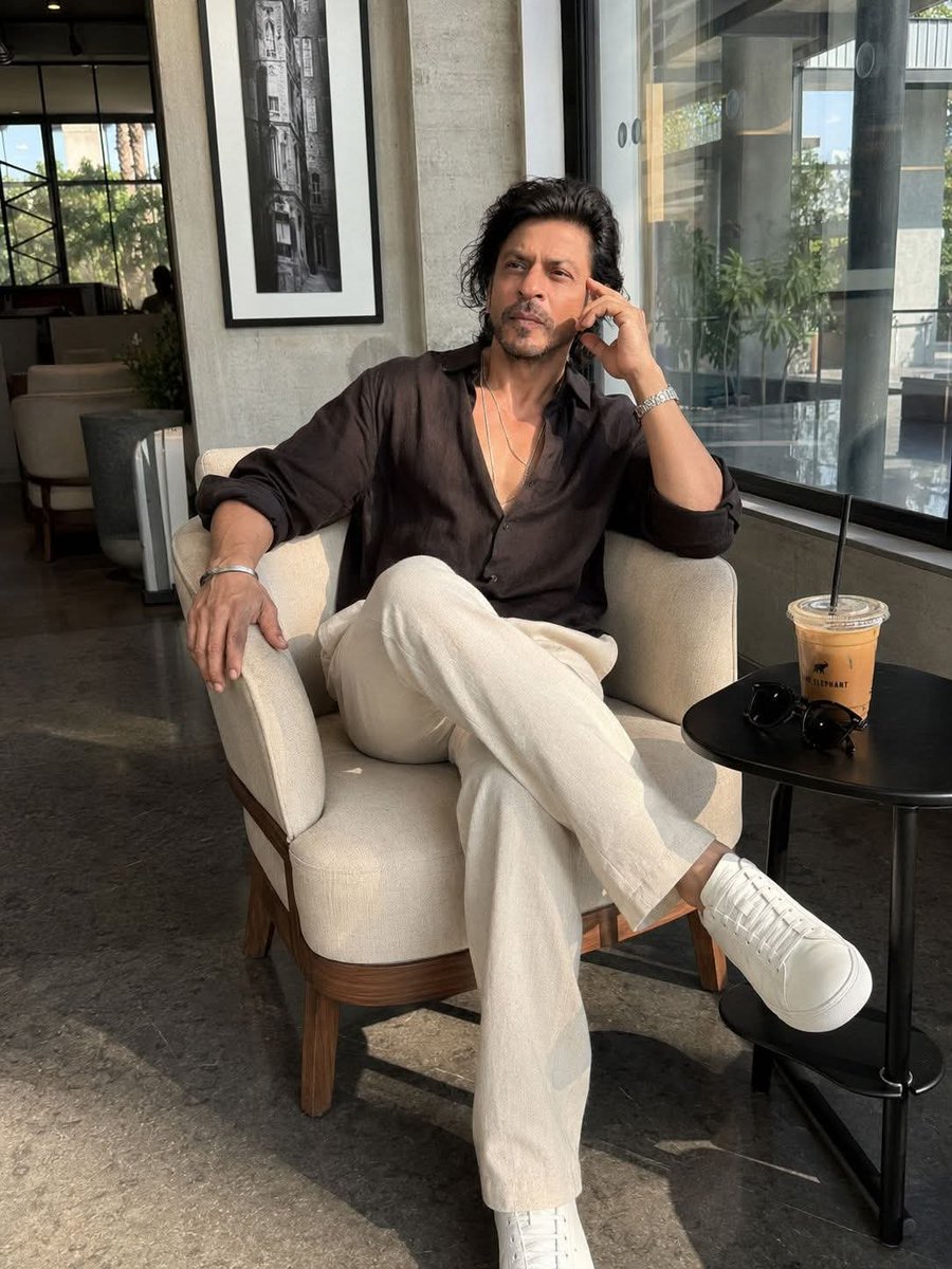 Abrarsrkian1's tweet photo. King Shah Rukh Khan from London   House. https://t.co/rzT2Eohi92