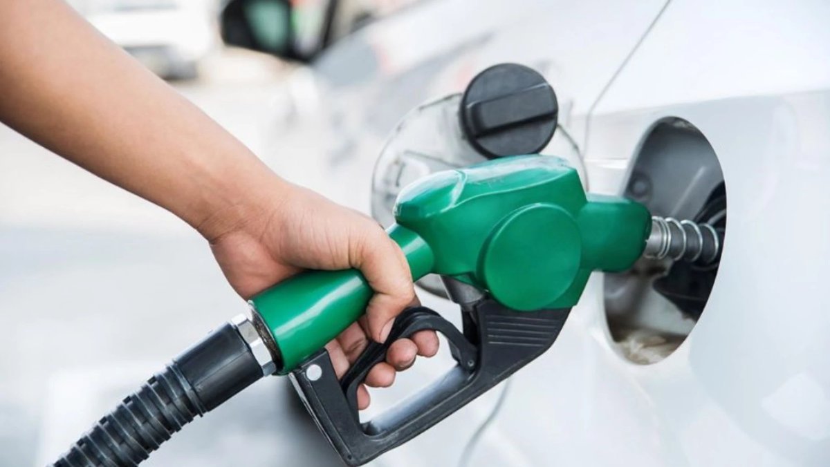 delpynews's tweet photo. ▶️JULIO SE DESPIDE CON ESTE DURÍSIMO GOLPE A LOS BOLSILLOS | ​😖

Emblemas del sector privado confirman suba del precio del combustible de entre 500 y 800 guaraníes por litro.⛽💵

🛢️El incremento es de entre G. 500 y G. 800 por litro en el gasoil y de G. 500 a 600 por litro en las naftas, de acuerdo con la la Asociación de Propietarios y Operarios de Estaciones de Servicios y Afines (Apesa). 

El presidente de Petropar, William Wilka, mencionó que desde la estatal esperarán la primera semana para evalular qué decisiones tomarán.😱

Vía: 1080 AM y UH