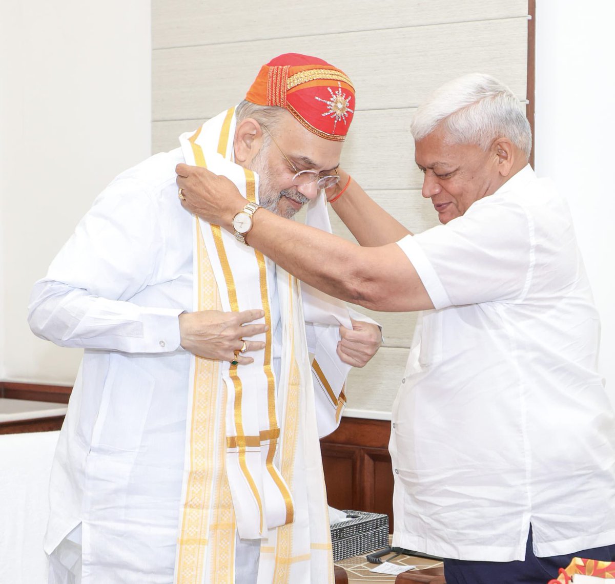 DamodarAgarwalB's tweet photo. "अत्यंत अविस्मरणीय क्षण"
आज संसद भवन में माननीय केंद्रीय गृह एवं सहकारिता मंत्री आदरणीय श्री @AmitShah जी से शिष्टाचार भेंट हुई। 
इस दौरान राजस्थान से जुड़े महत्वपूर्ण प्रकरणों सहित राष्ट्रहित के कई विषयों पर उनका विस्तृत मार्गदर्शन प्राप्त हुआ। हार्दिक आभार धन्यवाद। @BJP4India https://t.co/JS2SaeEyNJ