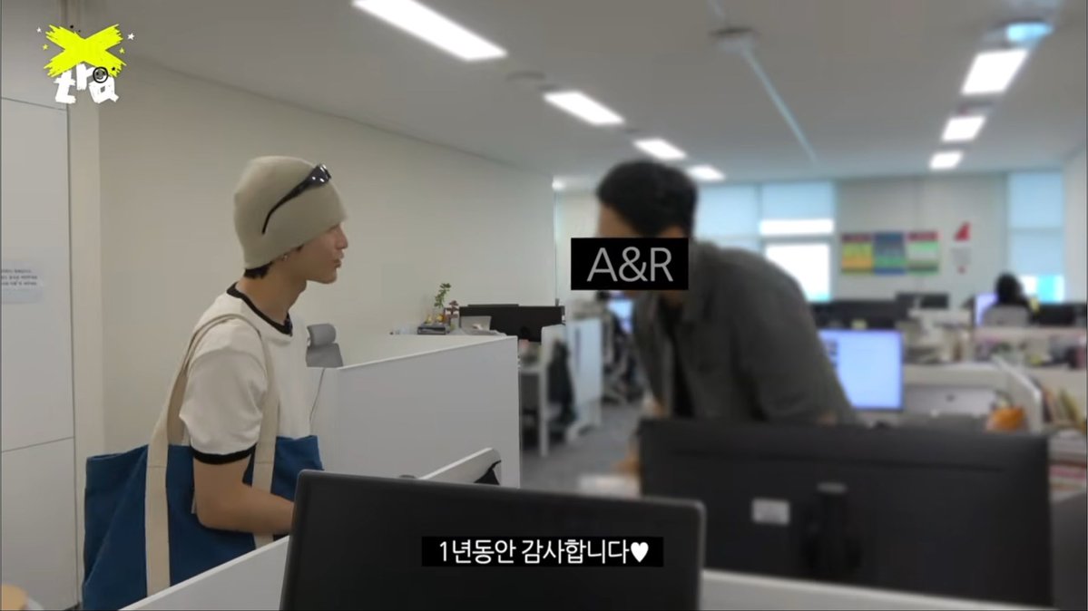 tmrrtoday's tweet photo. ซึงฮัน : ความจริงแล้วผมไม่ใช่คนที่ให้ความสำคัญกับวันครบรอบสักเท่าไร

แต่ลงทุนออกแบบเอง ตีแป้งเอง ห่อเอง เดินแจกเอง ทำเองตั้งแต่ต้นจนจบ พี่เข้าใจแล้วคั้บ พี่เชื่ออ้วลตะเม๋อเลย 😂 https://t.co/91QFflMpAE