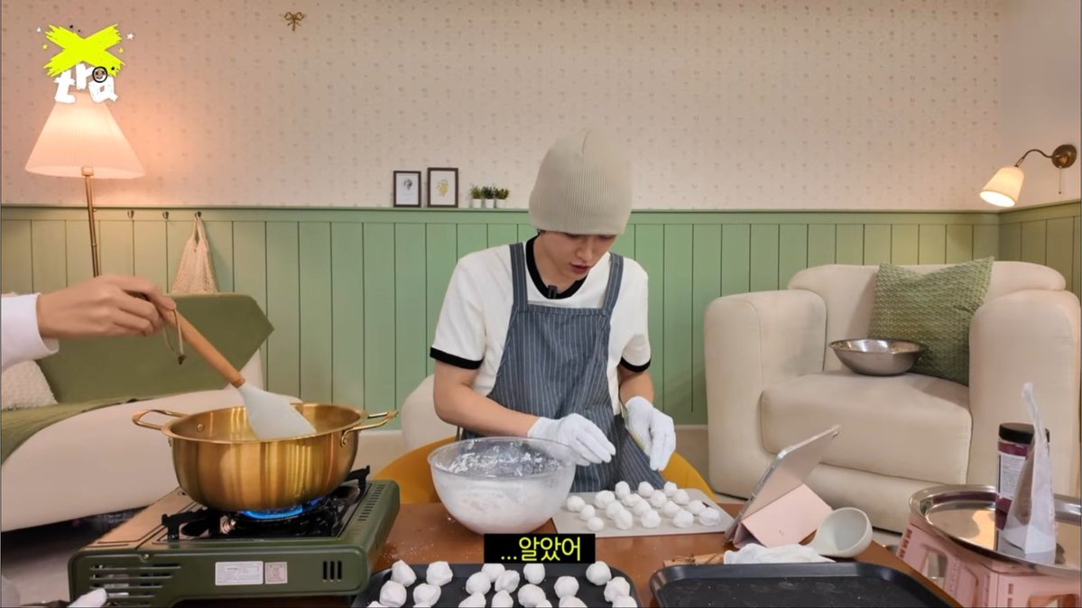 tmrrtoday's tweet photo. ซึงฮัน : ความจริงแล้วผมไม่ใช่คนที่ให้ความสำคัญกับวันครบรอบสักเท่าไร

แต่ลงทุนออกแบบเอง ตีแป้งเอง ห่อเอง เดินแจกเอง ทำเองตั้งแต่ต้นจนจบ พี่เข้าใจแล้วคั้บ พี่เชื่ออ้วลตะเม๋อเลย 😂 https://t.co/91QFflMpAE