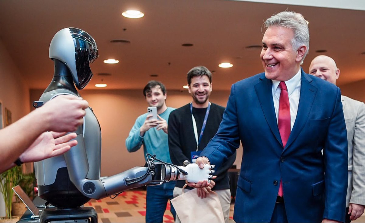 4PAgenda's tweet photo. #Llaryora ratificó el respaldo a los #emprendimientos de base tecnológica mediante el Fondo de #CapitalEmprendedor
https://t.co/cVV4qJRiXo https://t.co/h2MkLiGTKy