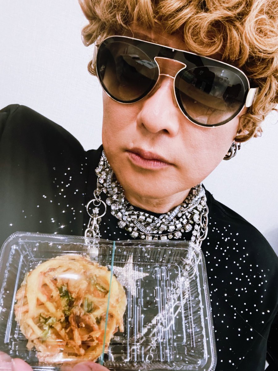 DJ__OZMA's tweet photo. キンちゃんに「カキアゲ♂EVERY☆騎士」って言ったら、「他所では言わない方がいいよ」と、静かに強めに言われました。

高輪ゲートウェイに会いに来てくれたパリピの皆さん、通りがかりに足を止めてくれた皆さん、サントリーさん、unFinale Tokyoさん、ありがとうございました。

またどこかの夜に。 https://t.co/o9pMqqTYfH