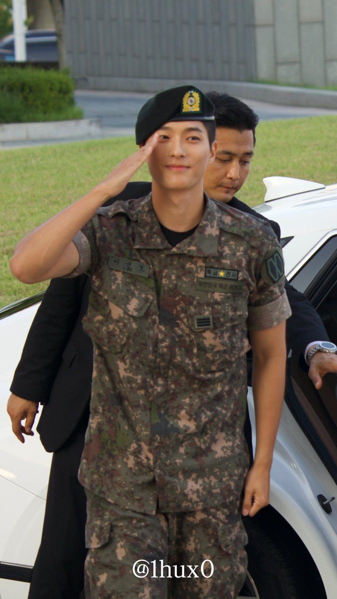 1hux0's tweet photo. 260731 청룡시리즈어워즈 레드카펫 #백선호

군복선호 고화질 ㅠㅠ♥ 너무너무 잘생김!! https://t.co/0Zgc9twZCl