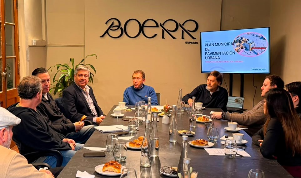 4PAgenda's tweet photo. En clave 2027: Dante Rossi lanzó su plataforma para la #intendencia con un «plan de #BacheCero »

#CBACiudad 
#Escenario2027

https://t.co/aQKw2r9sNk https://t.co/2o5bZ3tKUK