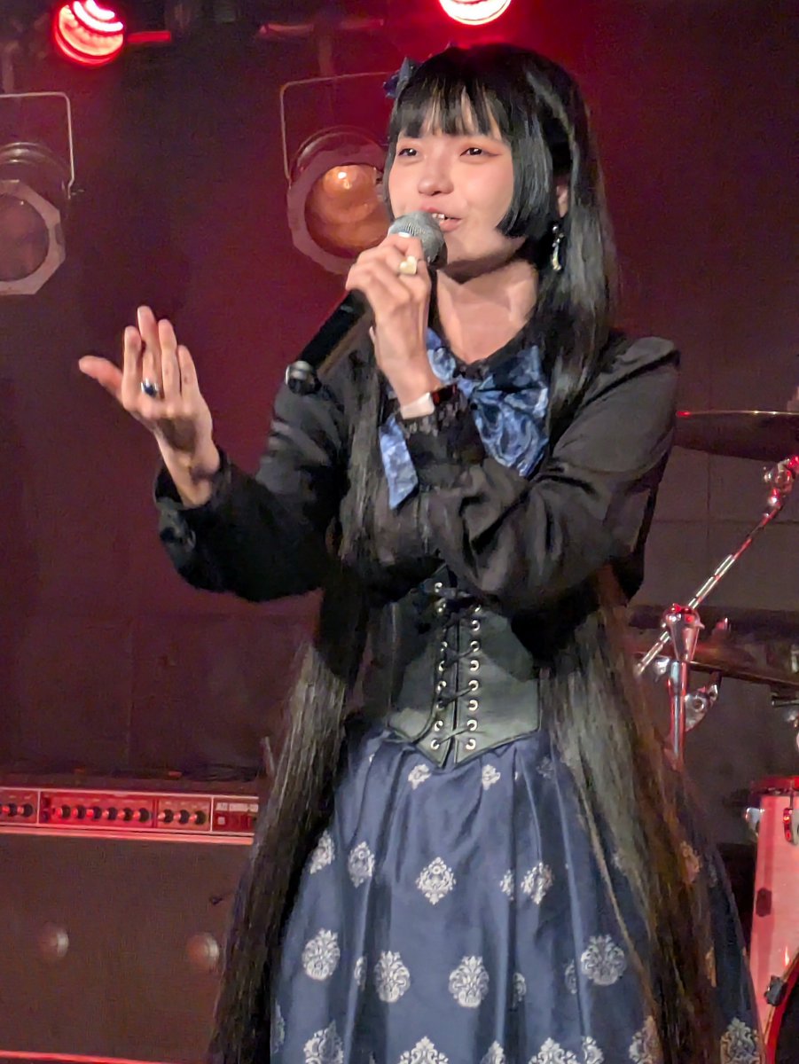 horihide0107's tweet photo. 前回のGIGSではご挨拶だけでしたが、
今回はステージをゆっくり楽しむことができました🎶✨

やっと歌声とパフォーマンスを生で体感できて嬉しかったです😊
素敵な時間をありがとうございました🫶

#琴羽つばさ 
#藍ドール
#鶴見GIGS https://t.co/fgnRLgHOtT