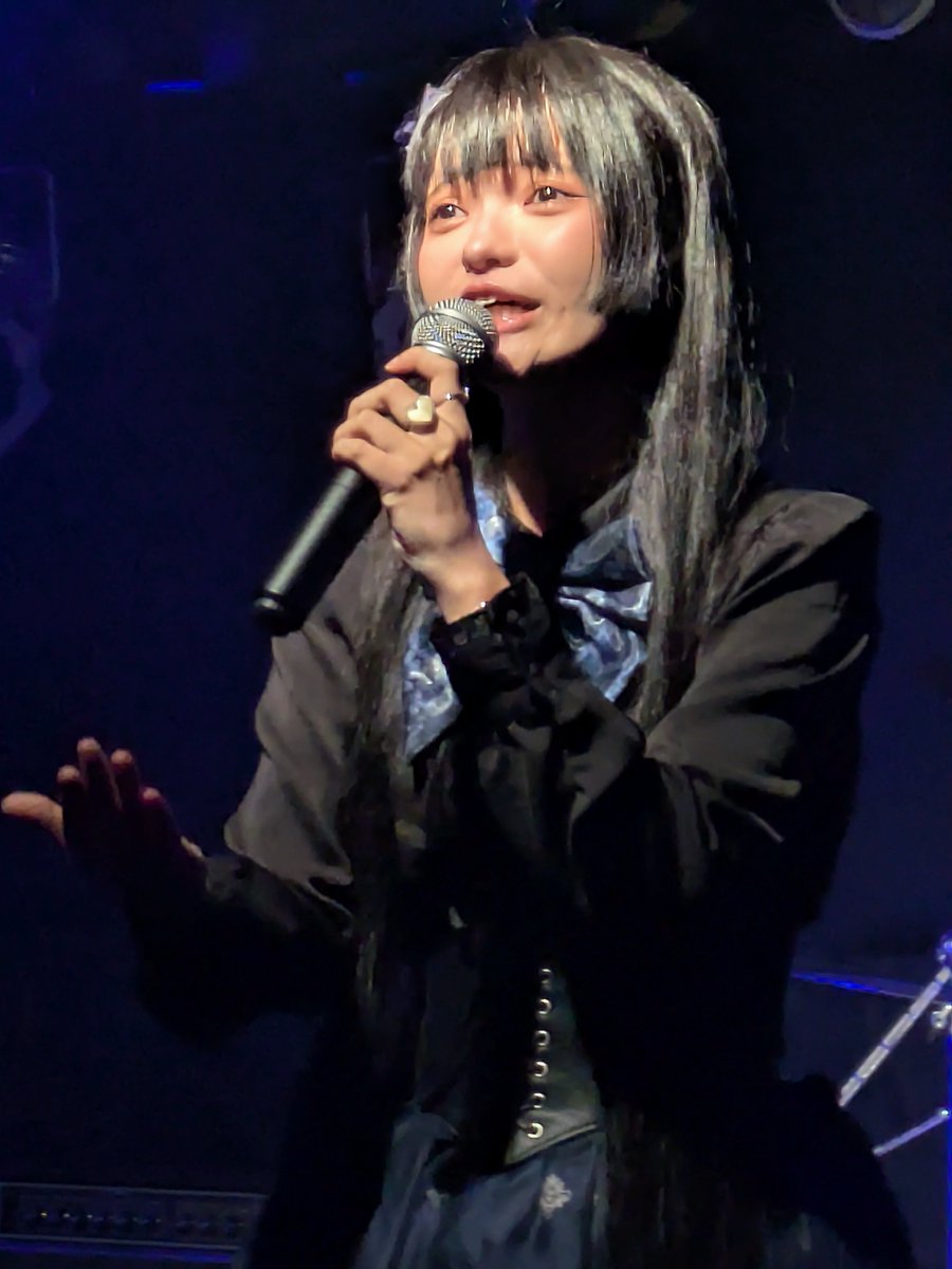 horihide0107's tweet photo. 前回のGIGSではご挨拶だけでしたが、
今回はステージをゆっくり楽しむことができました🎶✨

やっと歌声とパフォーマンスを生で体感できて嬉しかったです😊
素敵な時間をありがとうございました🫶

#琴羽つばさ 
#藍ドール
#鶴見GIGS https://t.co/fgnRLgHOtT