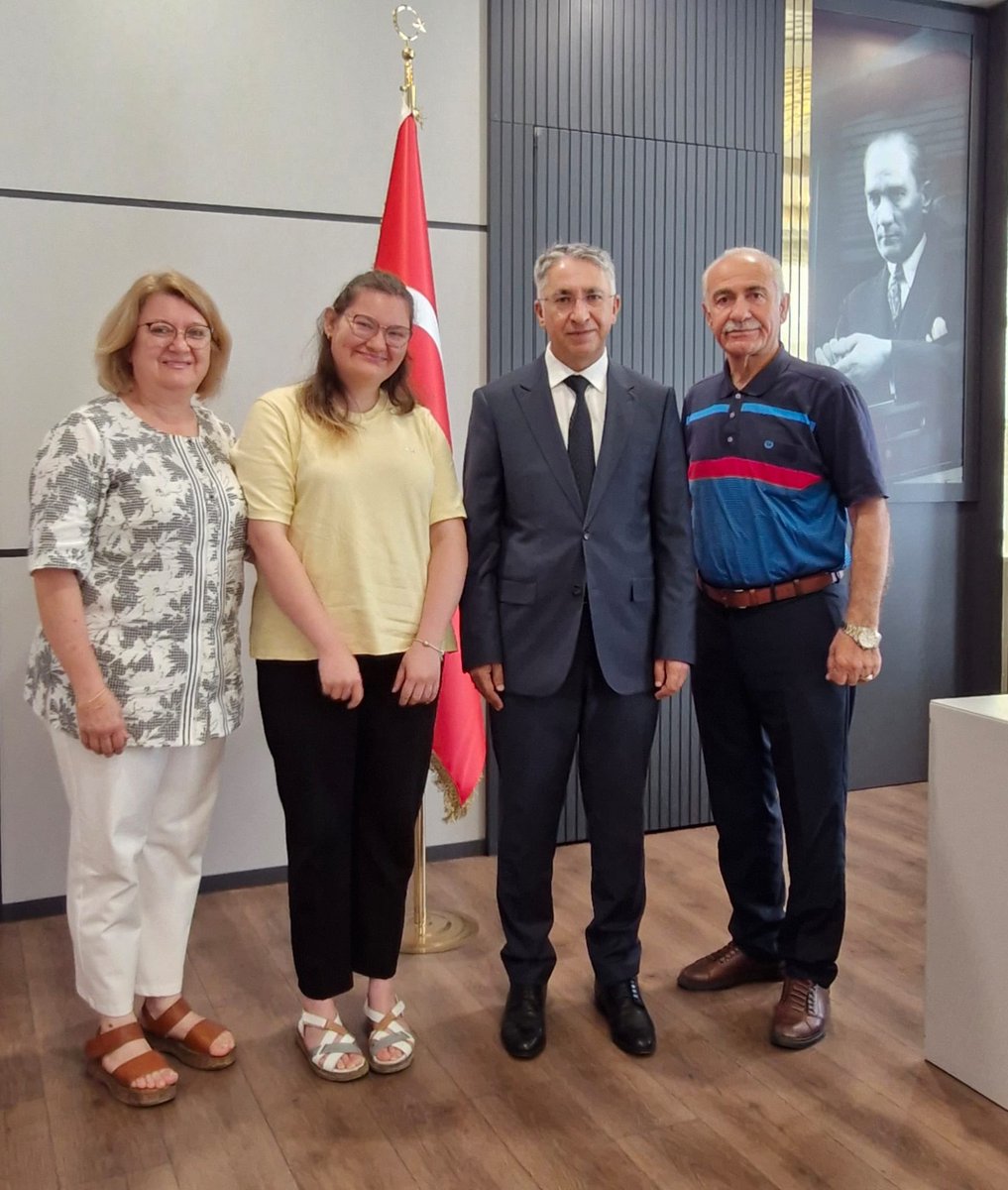 serefaydin04's tweet photo. Alın size özel bir başarı hikayesi; 
Sude İkra Canlı.

Otizm tanısı konmuş kızımız azmetmiş, psikolog olmayı başarmış.
“Benimle benzer süreçleri yaşayanlara destek olmak için bu alanı seçtim” diyor. Takdire şayan.

Anne, Gülru Hanım ve Baba, Ahmet Bey de tebriği hakediyorlar👏 https://t.co/dm6G2LThpb
