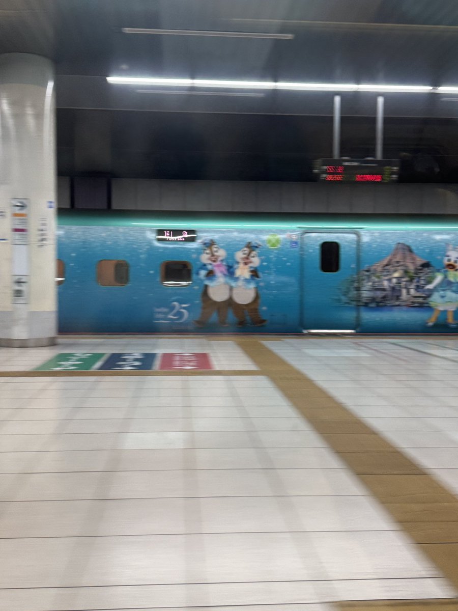 mei_0219's tweet photo. 上野にたまたま止まってた！！！！
ジュビリー新幹線！！！！！！！！✨
初めて会えた！嬉しい！！！かわいい！！
ドナルド撮れてよかった😢😢
躍動感あるのは私が乗っている新幹線が動いているから！w https://t.co/7DAbFvGJlZ