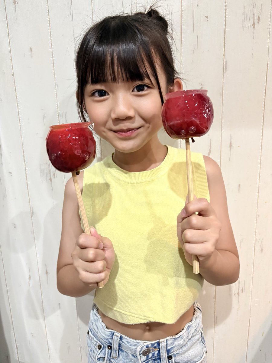 お友達とりんごあめ作ったよ🍎🐛りんごあめ初めて食べたけどおいしかっ