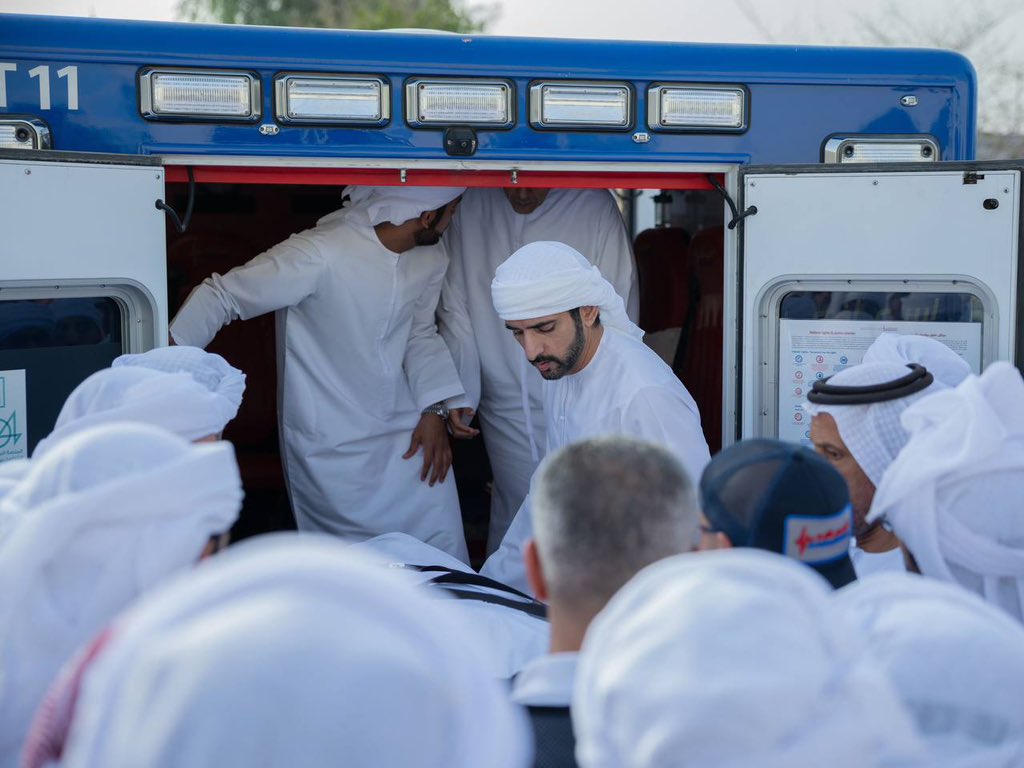 gang_uae's tweet photo. رغم انشغاله بالأوضاع الإقليمية والمهام الوطنية..

وزير الدفاع الشيخ حمدان بن محمد بن راشد يحرص على حضور تشييع جثمان ( صديقه ) سالم حمد بن نهيان العامري في مدينة العين

رحم الله الفقيد وأسكنه فسيح جناته 🤍 https://t.co/SWuMJNw8Y0