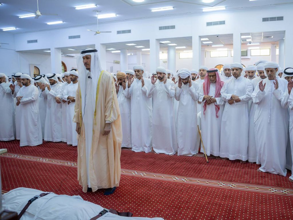 gang_uae's tweet photo. رغم انشغاله بالأوضاع الإقليمية والمهام الوطنية..

وزير الدفاع الشيخ حمدان بن محمد بن راشد يحرص على حضور تشييع جثمان ( صديقه ) سالم حمد بن نهيان العامري في مدينة العين

رحم الله الفقيد وأسكنه فسيح جناته 🤍 https://t.co/SWuMJNw8Y0