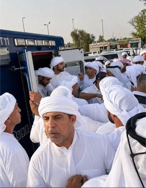 gang_uae's tweet photo. رغم انشغاله بالأوضاع الإقليمية والمهام الوطنية..

وزير الدفاع الشيخ حمدان بن محمد بن راشد يحرص على حضور تشييع جثمان ( صديقه ) سالم حمد بن نهيان العامري في مدينة العين

رحم الله الفقيد وأسكنه فسيح جناته 🤍 https://t.co/SWuMJNw8Y0
