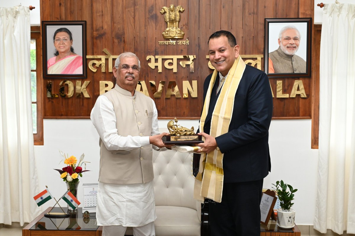 KeralaGovernor's tweet photo. Shri Amitabh Singh, IPoS, Chief Postmaster General, Kerala Circle, called on the Hon'ble Governor Shri Rajendra Vishwanath Arlekar at Lok Bhavan today. https://t.co/QKJMYDJuKg