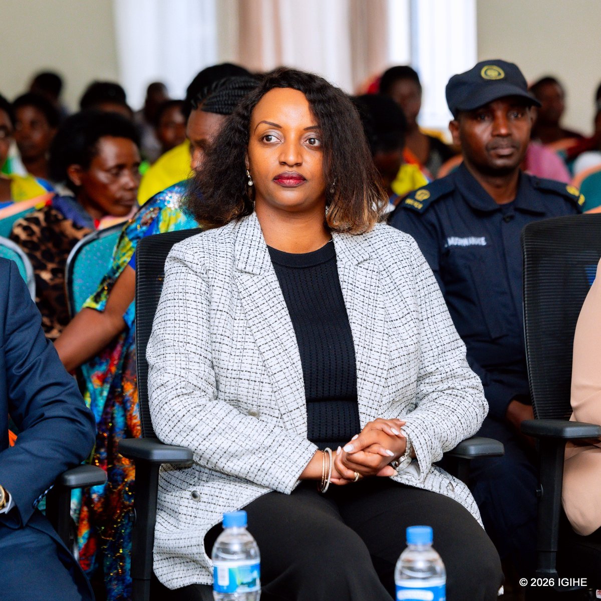 IGIHE's tweet photo. Banki Nkuru y’u Rwanda (BNR) yagaragaje ko mu gihe cy’umwaka umwe imaze yigisha abagore bo mu Karere ka Nyabihu uburyo bwo gukoresha serivisi z’imari mu mushinga wiswe ‘Gendana Konti’, wasize abagera kuri 21.721 bigishijwe, muri bo abagera kuri 6.934 bafungura konti za Mobile Money abandi barazikanguza.

Byagarutsweho kuri uyu wa 31 Nyakanga 2026 ubwo ku rwego rw’Akarere ka Nyabihu hasozwaga umushinga Gendana Konti wa BNR mu muhango witabiriwe na Guverineri w’Intara y’Iburengerazuba, Ntibitura Jean Bosco, Guverineri wa BNR, Hakuziyaremye Soraya n’Umunyamabanga Uhoraho muri MIGEPROF, Batamuriza Mireille.