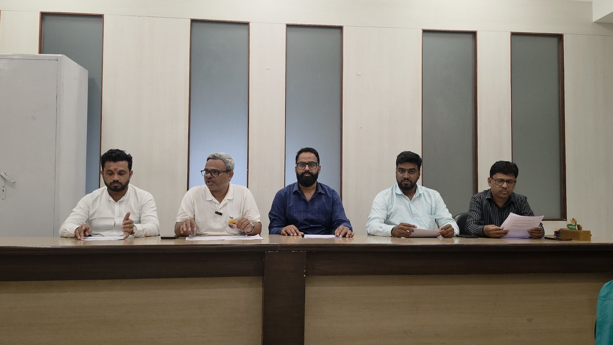 RavirajKale17's tweet photo. 🚨 पुणे पालिकेत बोगस अभियंत्यांची भरती!
न्यायालयाची दिशाभूल करून १८ बोगस अभियंत्यांना नियुक्ती? दूरस्थ पदविकेच्या आधारे पदोन्नती देणाऱ्या भ्रष्ट प्रशासनाचा आप कडून पर्दाफाश!
सदर बेकायदेशीर नियुक्त्या तात्काळ रद्द करून उच्चस्तरीय चौकशी व्हावी. 👇
#PMCScam #AAPMaharashtra #pune https://t.co/2GqfWWDgNY