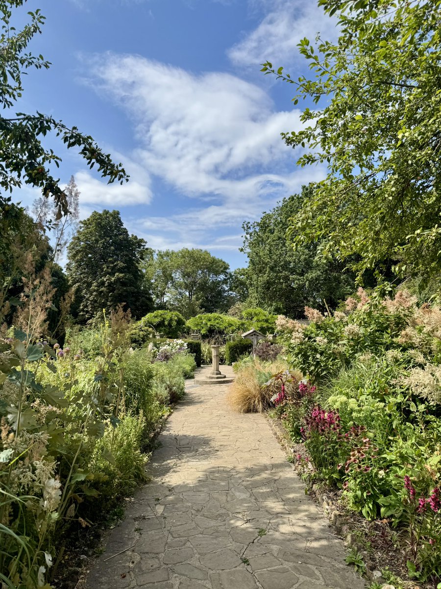 _timwiddowson's tweet photo. The Rookery #Streatham #London a little morning mooch uncovered this lovely little oasis. https://t.co/49bbtiHEuK