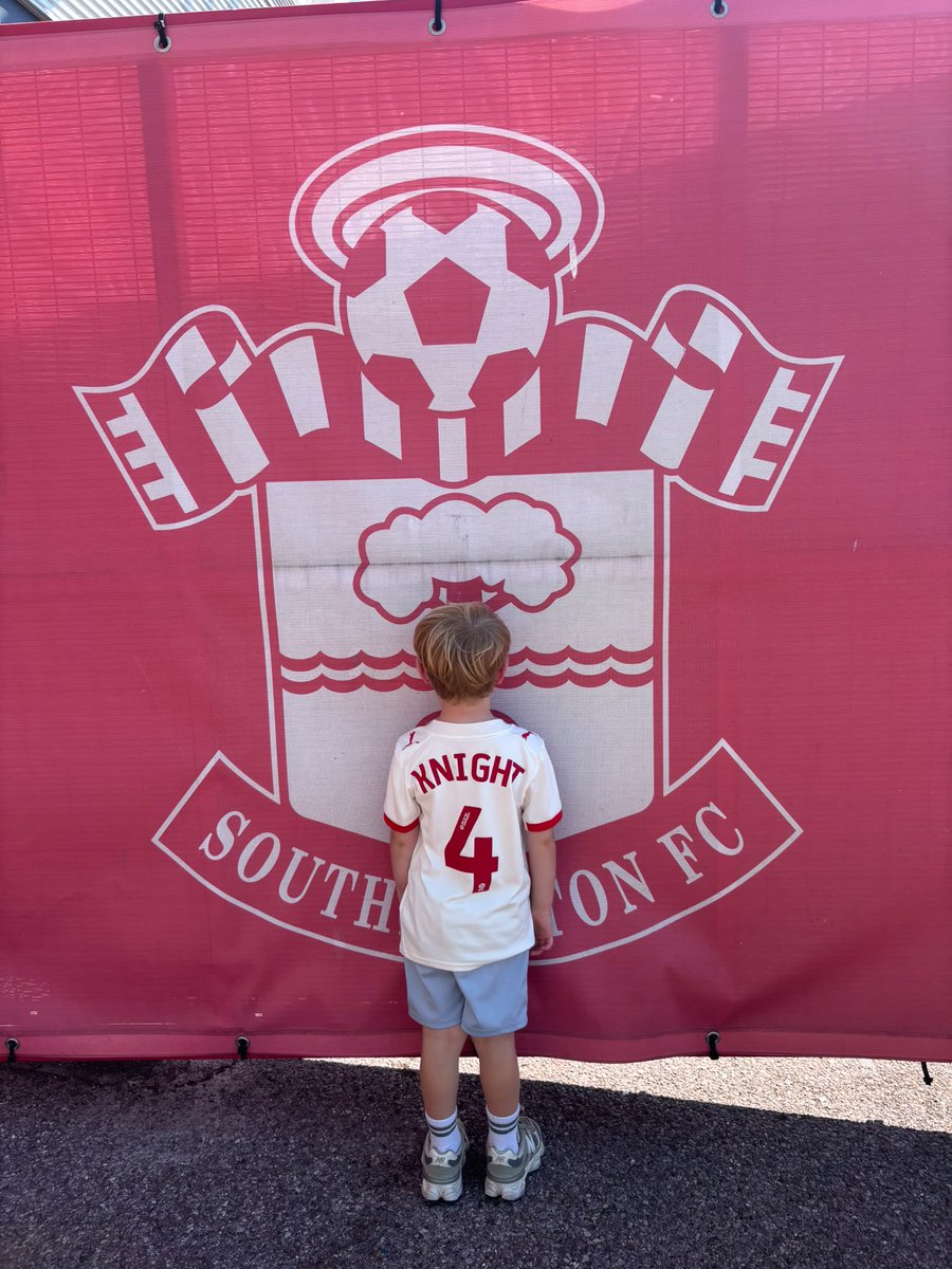 AdyKnight1's tweet photo. Hi @SouthamptonFC 
You have a new recruit,  my 4 year old grandson #Saintsfc 
Ps
Hopefully could play for you 😏 https://t.co/oyTjd8rY4i