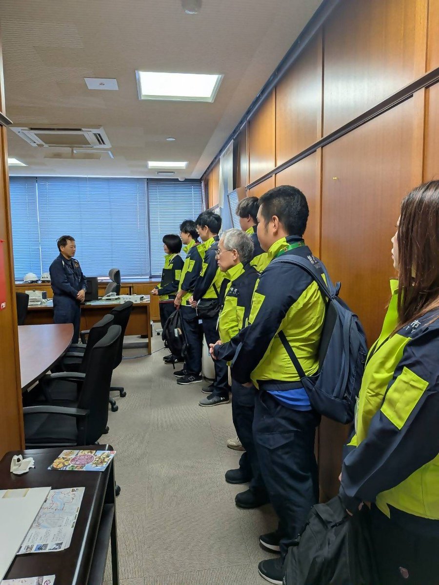 souichikataoka's tweet photo. 熊本市役所で総社市役所隊（黄色のウエア）がこれから任務に就きます。熊本市の避難者の方々の為に全力を尽くします！ https://t.co/RDZt0jMA6K