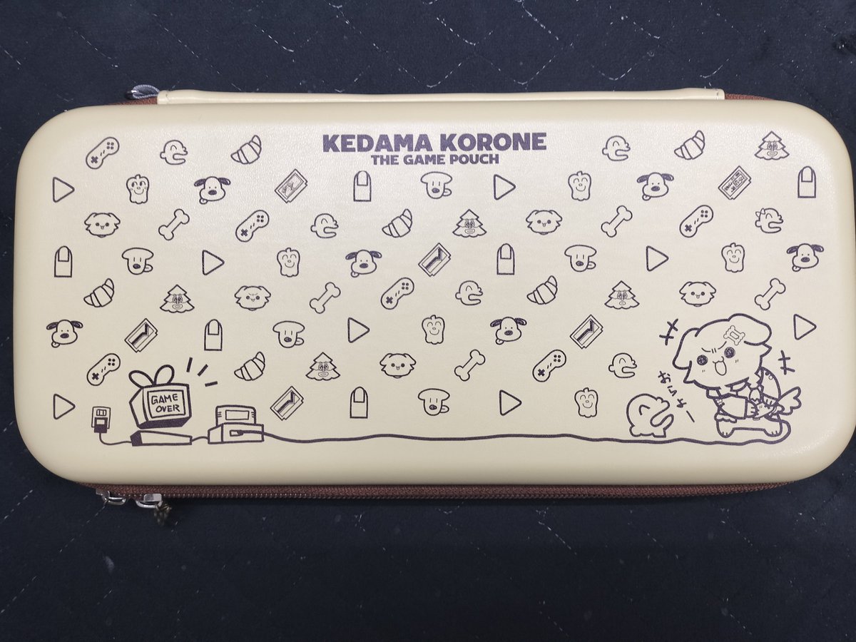 nisekazu's tweet photo. 毛玉ころねザゲームポーチ完成版です。

ころさんチックな色合いのケース＆
ファスナーも肉球にしてあります。

誤字だらけの注意事項の台紙もあり、皆を飽きさせません！！

コミケで頒布しますので楽しみにしててください(*'ω'*) https://t.co/oVt0RjAO7f