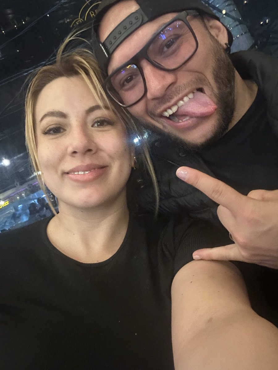 Carito230808's tweet photo. Lo más lindo de mi año hasta el momento has sido tú, el esposo que siempre soñé https://t.co/3NPC3bRtlQ