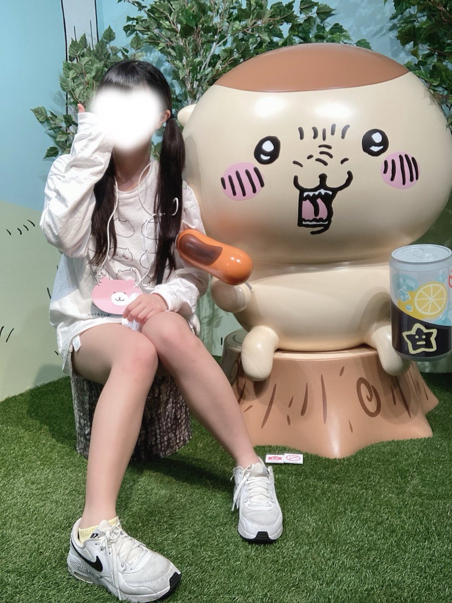 _miitan07's tweet photo. あのちいかわの森から5年経ってるのも…ビビり倒す…
クソデカくりまんじゅうパイセンと写真撮れたのも神だった

同時期にやってたカフェのメニューも可愛くて最高だった😭 https://t.co/QBfNiuXw0W