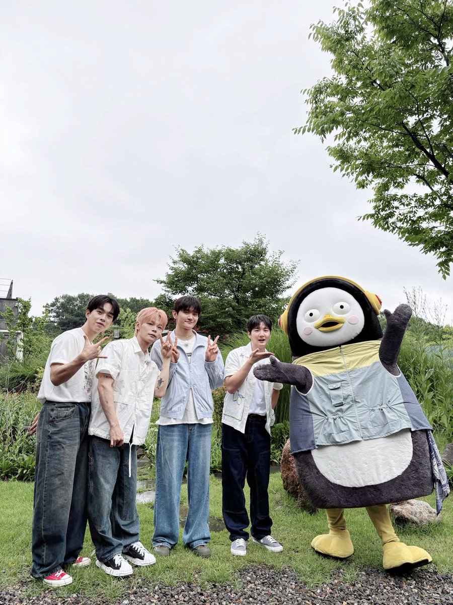 BANDLUCY_mystic's tweet photo. [#LUCY] 자이언트 펭TV '펭수 제 1회 단합대회' 완료🐧

펭수와 함께한 지옥의 송캠프🎵🕺🎮
우리 다음에 또 놀자! 

그런데 펭수야...
엔딩 포즈 어디갔어?🤔👀 

#루시 #신예찬 #최상엽 #조원상 #신광일 https://t.co/rASNFI62bB