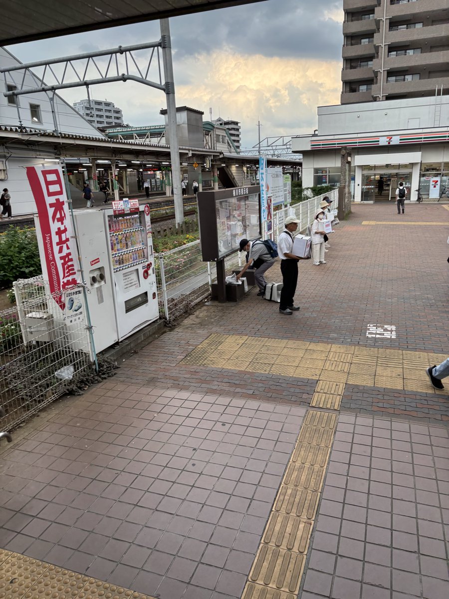 Reaper128989723's tweet photo. 頼むから地元を荒らさないでくれ
近くにいただけでしんぶん赤旗渡してきて政府批判を30分も聞かされた。
自衛隊の有用性も同盟関係の大切さも否定してきたし原爆投下日8/10とか言い出したし、
彼らほんとに学校教育受けたのかな？
思考凝り固まりすぎて日本人の一般常識抜けてるの言論の自由の敗北だろ https://t.co/SVK8DELBGN