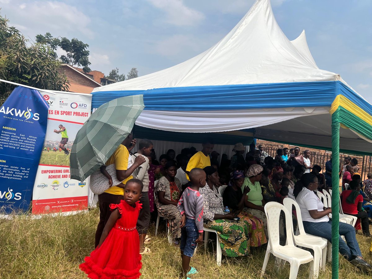 RwandaPLAY's tweet photo. Our role model, @mukobwankabo  national women sitting Volleyball captain, inspired the community with a powerful message on believing in girls' potential. The campaign ended with a girls-only football tournament involving 4 #AllGirlsInSport clubs.
#GirlsInSport #GenderEquality https://t.co/CZCrWufJnK