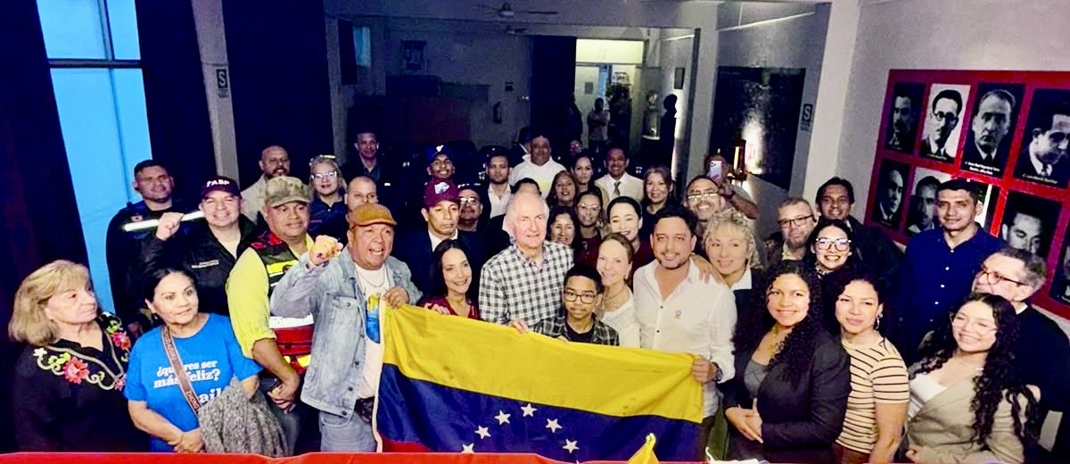 alcaldeledezma's tweet photo. Inspiradores encuentros con la diáspora venezolana en Lima, Perú. Una comunidad de emprendedores exitosos que se reinventa con dignidad y esfuerzo. Trabajan duro en el presente, pero su mente y su corazón laten con fuerza por un solo anhelo: volver a nuestra patria amada. @ABPGlobal_Miami @abpglobalspain @ABPVenezuela