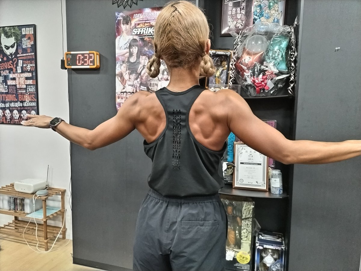 ViPkickboxing's tweet photo. こんばんは…
山形VIPキックボクシングです…
来週またボディメイキング選手権に出場するリエカ先生の背中撮らせてもらいました…(これはもう鬼の棲家……)

入会時はごくごくごくごくごくごく普通の女性会員さまだったのに、今水6㍑飲んでるらしい…

なんかもはやこのままぶっちぎってほしいです🤩🤩 https://t.co/GDTZfuiuyF