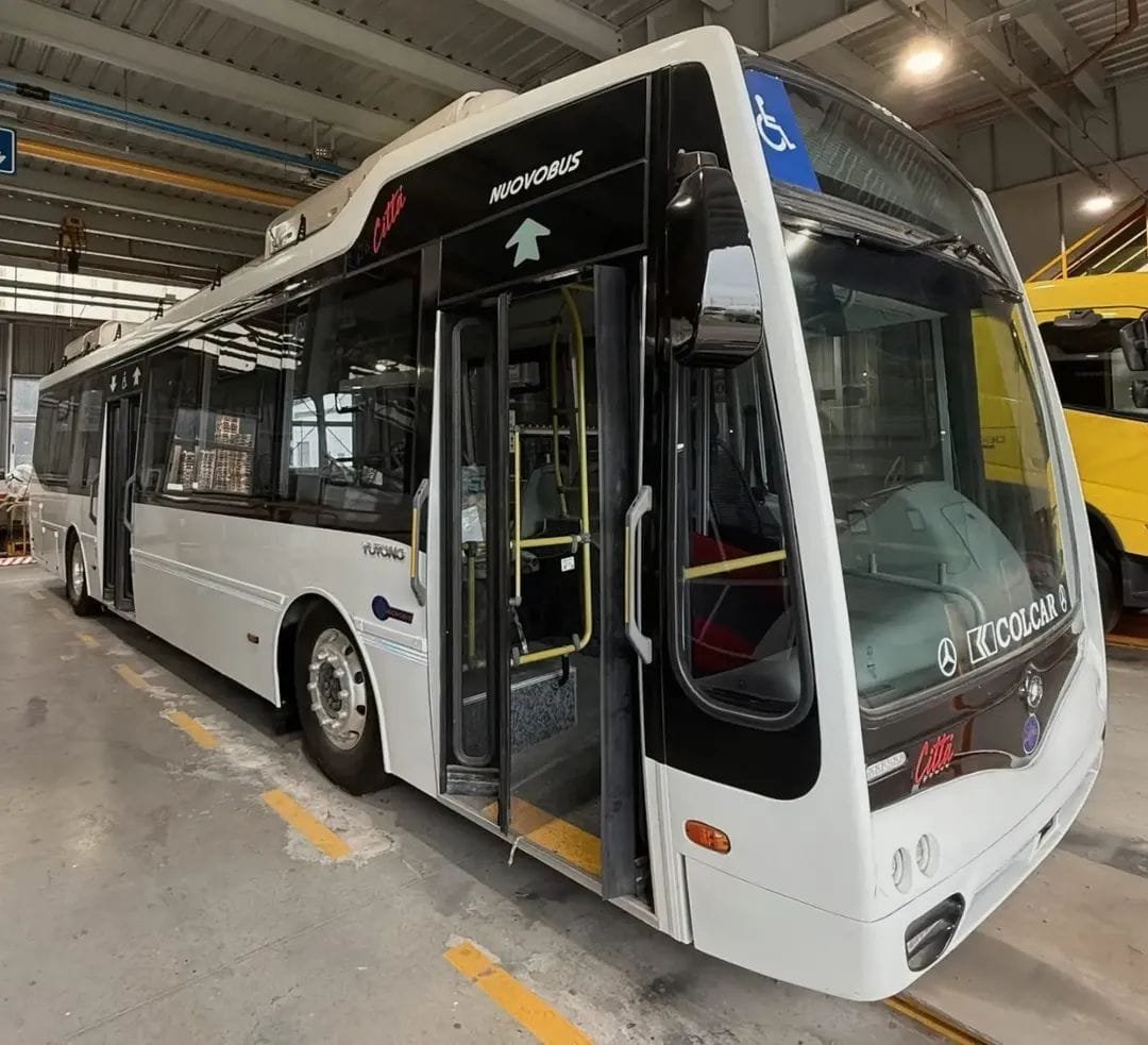 Noticiabondi's tweet photo. Señores se terminó el misterio en imágenes podemos ver a el primer #Nuovobus #Cittá sobre chasis #Yutong #ZK6128BEVG por lo menos podemos decir que #MercedesBenz se están despertando de la siesta y empieza a trabajar con coches a #GNC  

Esta foto gentileza de @ElExpresoTv https://t.co/YZXGAK7aMM