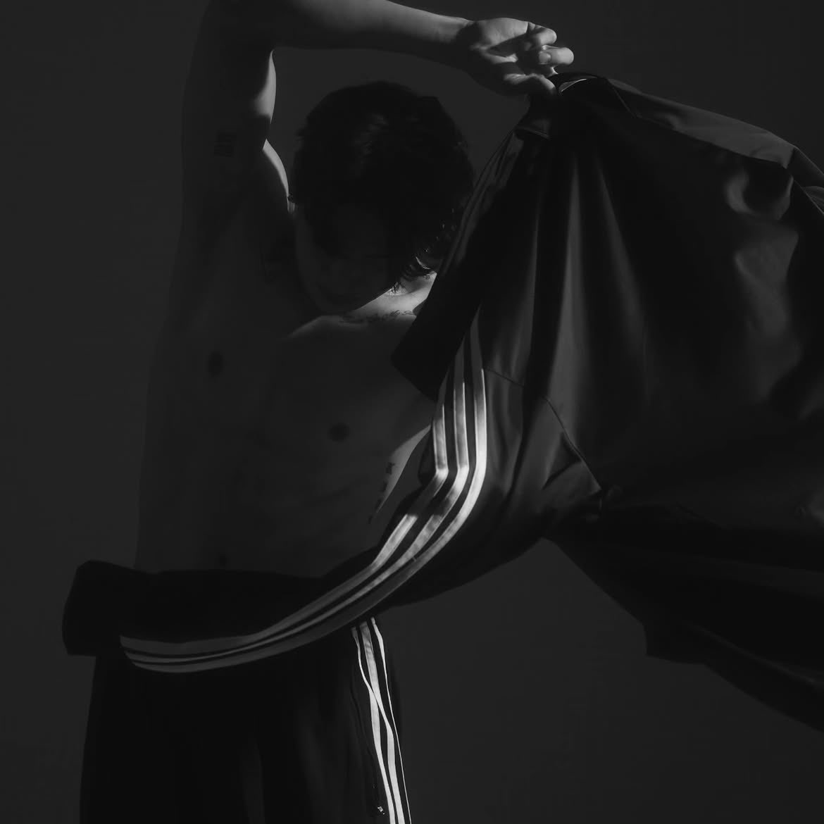 PTBB1A's tweet photo. adidas ใส่แล้วต้องเซ็กซี่ขนาดนี้เลยหรอ ~

 #AdidasxBamBam https://t.co/Izj5Q24fal