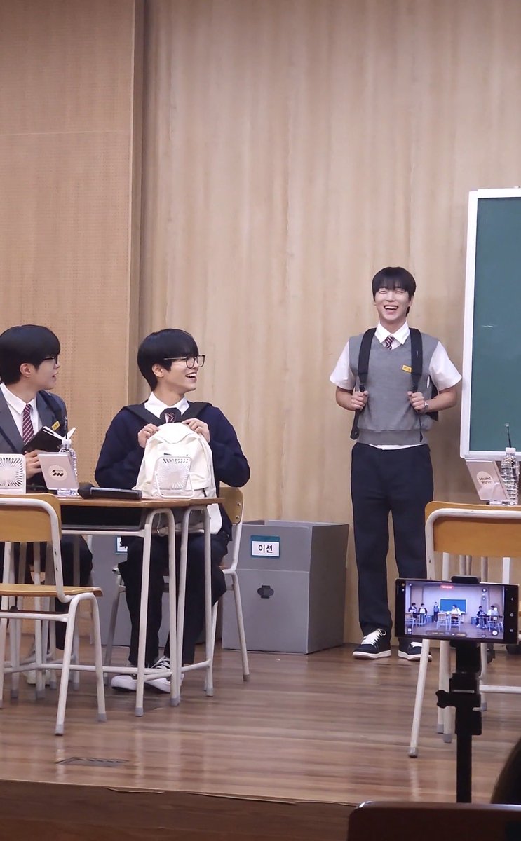 et8364's tweet photo. 어떠캄제발..,,,구석에 신경쓰이는 그녀석이 반장인 세계관이라고?
귀여워서반장된듯 https://t.co/lnx3ru4qeI