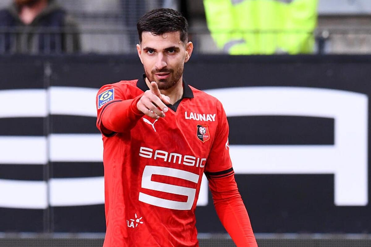 mathis_football's tweet photo. 🚨🚨 DEUX PISTES OFFENSIVES DE L’OM SE COMPLIQUENT ! 💙🤍❌

En quête d’un ailier droit pour remplacer Mason Greenwood, l’OM s’était renseigné sur Martin Terrier 🇫🇷 et Haissem Hassan 🇪🇬.

Cependant, ces deux dossiers sont aujourd’hui fortement compromis par la nouvelle politique salariale du club. 💰

Selon L'Équipe, l’OM ne peut généralement pas proposer plus de 100.000€ bruts par mois à ses recrues.

Le club pourrait monter jusqu’à 150.000€ bruts mensuels, mais uniquement pour deux ou trois profils exceptionnels.

Résultat, Marseille devra désormais cibler principalement :

▫️ des joueurs libres
▫️ des prêts avec une faible prise en charge salariale
▫️ des jeunes à fort potentiel
▫️ des transferts à faible coût

🗞️ @lequipe

#TeamOM #MercatOM