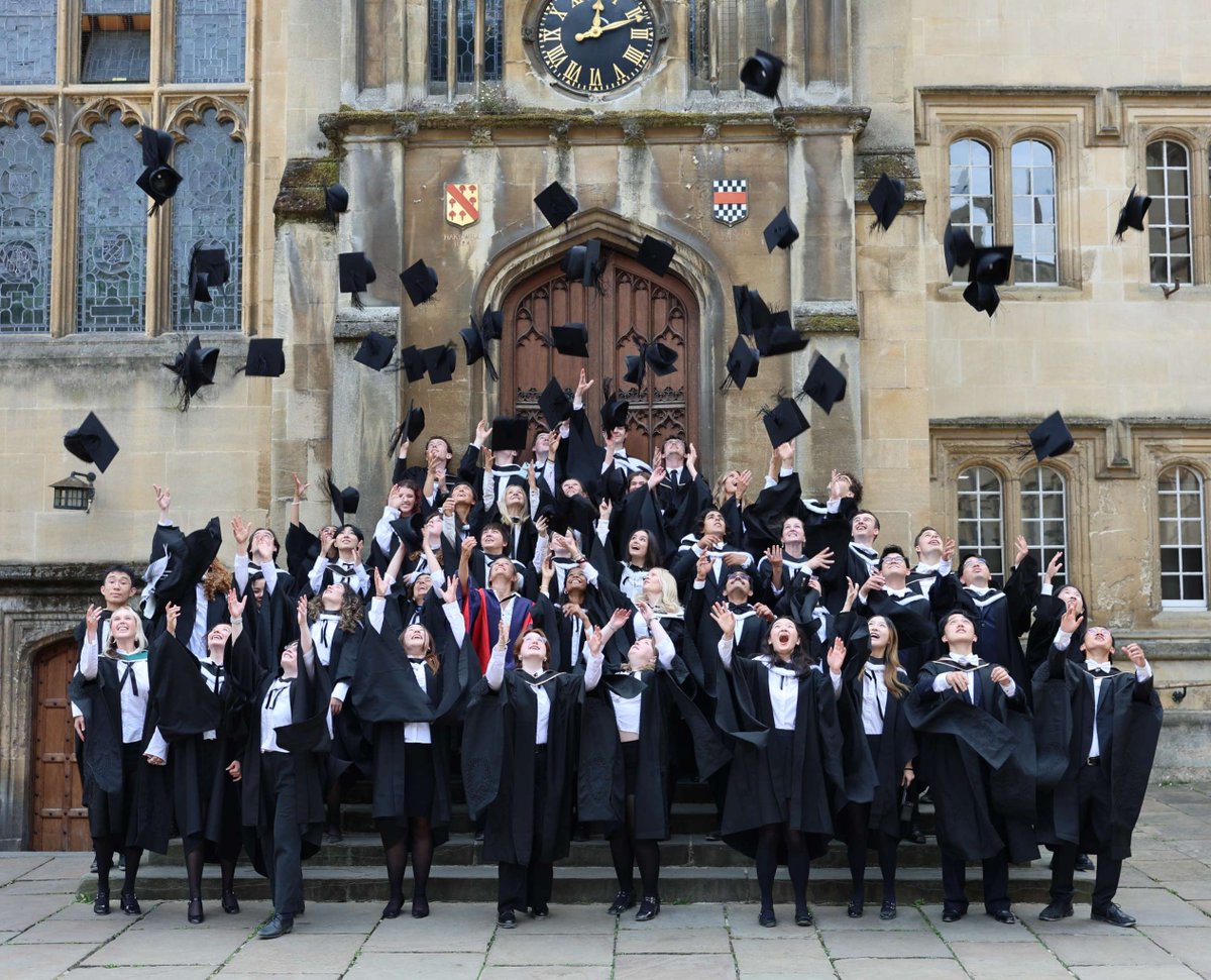 ExeterCollegeOx's tweet photo. 🎓 Huge congratulations to our amazing graduands today. Here's to a well-earned break. 🌞

#ExeterCollegeOxford #OxfordUniversity #ExeterAlumni #FloreatExon https://t.co/grl8yz4LEx