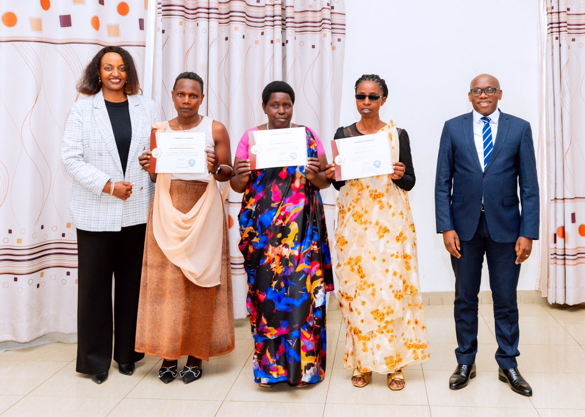 CentralBankRw's tweet photo. Uyu munsi, Guverineri @SorayaMHlive ari kumwe n' Guverineri w’Intara y’Iburengerazuba (@RwandaWest)
Ntibitura Jean Bosco bitabiriye isozwa rya gahunda y'ubukangurambaga bwo gushishikariza abagore kwishyurana no guhererekanya amafaranga hakoreshejwe telefoni ngendanwa #GendanaKonti hagamijwe kwihaza mu by'imari mu karere ka
@NyabihuDistrict.

Iyi gahunda isize muri aka karere abagore barenga 355,000 bigishijwe kuri serivisi z'imari, hanashyirwa mu ikoranabuhanga rya terefoni ngendanwa bashya barenga 6,000 mu gihe cy'umwaka.

#BNREngage 
#GendanaKonti