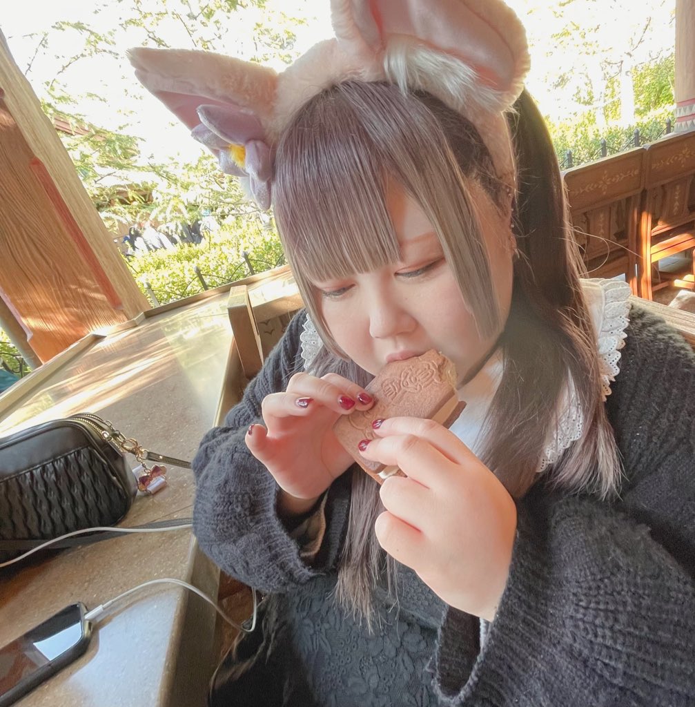 _ollvv's tweet photo. 食べ歩きデートしたーい🚗 ³₃

高確率で口か服にこぼしてます…泣 https://t.co/p3n4Bs7pk6