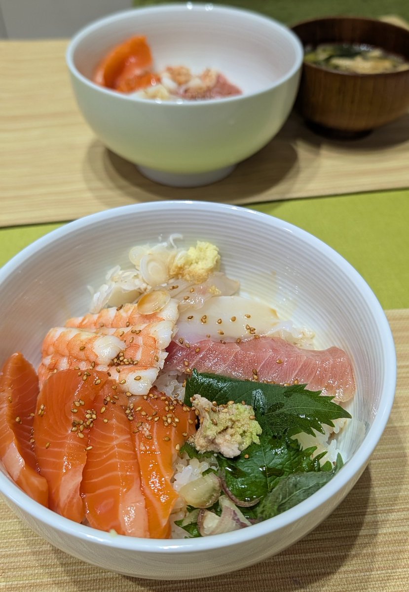 4K8AB's tweet photo. 配信で聞いた「朝ごはんは海鮮丼を食べた」の釣られたせいのか、思いつきで晩御飯はスーパーでお刺身セットを買って海鮮丼を作って(?)みた。満足 https://t.co/ymYeo0dwuV