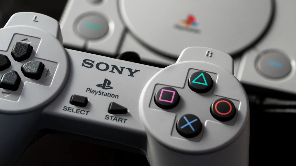MrKaytos's tweet photo. Esto que vas a leer no es un comentario pesimista, sino realista: 

Sony no va a dar marcha atrás con su posición de acabar con el formato físico, por mucho que protestemos las 24/7, recojamos firmas o hagamos huelga. 

La única manera es atacar su bolsillo, pero es imposible poner de acuerdo a millones de personas para que tengan una caída tan grande en ventas como para replantearse la situación. 

El ser humano es egoísta por naturaleza, tanto el consumidor como cualquier compañía. Los que no somos egoístas, los que no estamos pensando siempre en el dinero y en facturar más y más, somos personas excepcionales y muy mal vistas a nivel social. Somos señalados, incluso, como perdedores y fracasados, simplemente por pensar más allá de la billetera en un contexto de vida adulta. 

De todas formas, podemos seguir manifestando descontento a diario por lo que está pasando, demostrando nuestro amor al formato físico, comprándolo y exponiéndolo, pero esto no va a cambiar la decisión tajante de una empresa millonaria que solo mira por el máximo beneficio al menor coste, y eso es el formato digital. 

Y en unos años, la próxima víctima será la consola física, no solo el videojuego. Está todo orquestado. 

Por suerte, seguiremos teniendo en 2027 consolas que sí apuestan por el formato físico, pero la guerra contra esta política de Sony la perdió el usuario antes de empezar siquiera la batalla. 

Creo firmemente en esto, aunque me veas posicionarme a favor del formato físico de Sony, pero siento que es una lucha en vano de manual. 

Si estás batallando esto, hazlo sabiendo que no tendrá un final feliz, que no lo vamos a conseguir, pero al menos, tu posición se habrá hecho oír y puede que hayas despertado el interés por el formato físico en alguna persona ahí fuera, y eso ya habrá merecido la pena.