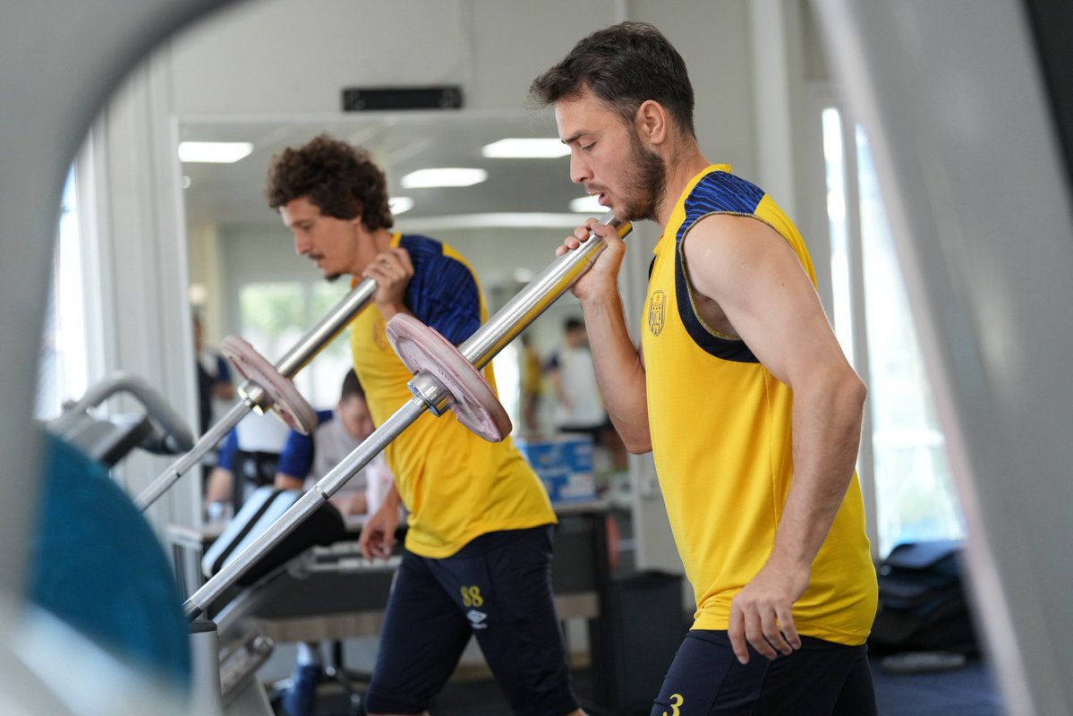 Ankaragucu's tweet photo. Beştepe’de Günün Antrenmanı
#MKEAnkaragücü 💛💙 https://t.co/FlJAAExkho