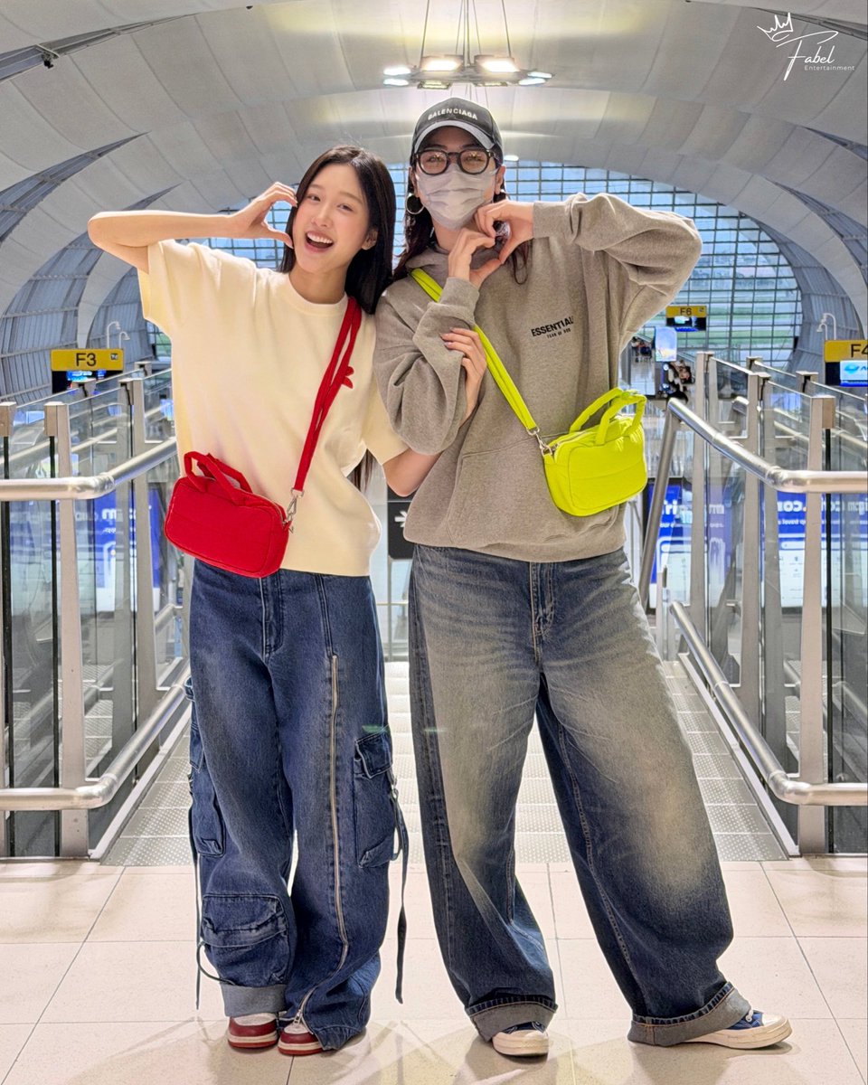 Malibee1410's tweet photo. คุณแม่รู้นะ ว่าเมื่อวานหนูคงอยู่ดูแลพี่สาวที่ไม่สบายใช่ไหมคะ 🥹🤍 คงแค่ไปอยู่เป็นเพื่อนและดูแลคนป่วยใช่ไหม

แต่คุณแม่แอบสงสัยนิดนึง… กางเกงที่หนูใส่อยู่ใช่ของพี่เฟย์หรือเปล่านะ 🤭💕 หรือว่าอยู่ด้วยกันจริง ๆ @atomprys 

#FayeAtom #FayePeraya
#AtomPariya https://t.co/419zzL5PoM