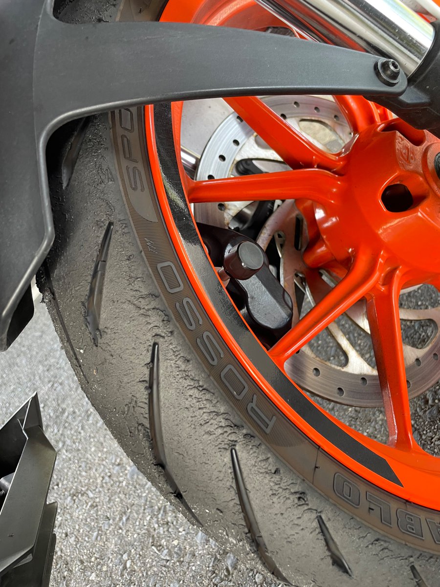 yoheit3's tweet photo. ピレリのロッソスポーツ　サーキット練習用におすすめです。
#ピレリ
#pirelli
#ロッソスポーツ https://t.co/W0j7VOmstW