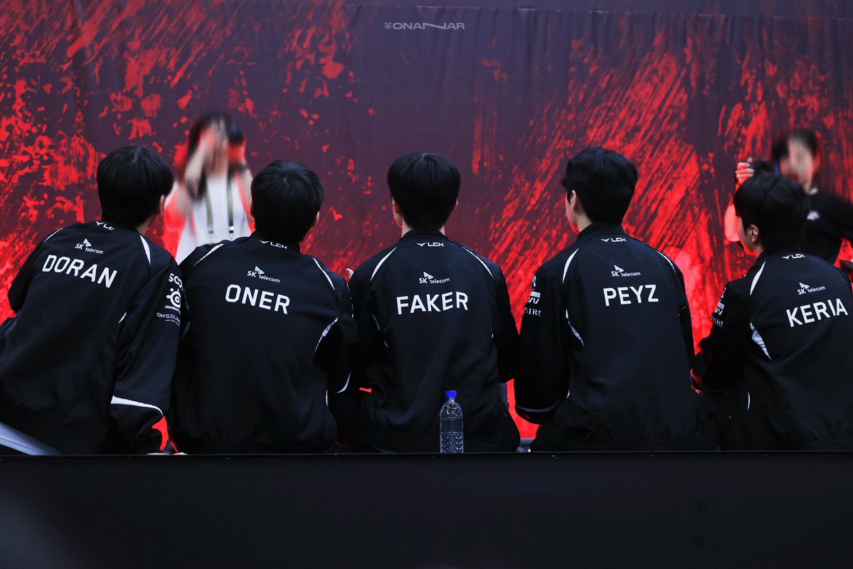onanar222's tweet photo. 「260731 LCK 팬미팅」
️
우리팀 승리축하합니다🎉💝
#T1 #T1WIN #Doran #도란 #Oner #오너 #Faker #페이커 #Peyz #페이즈 #Keria #케리아 https://t.co/DztYyZKfeg
